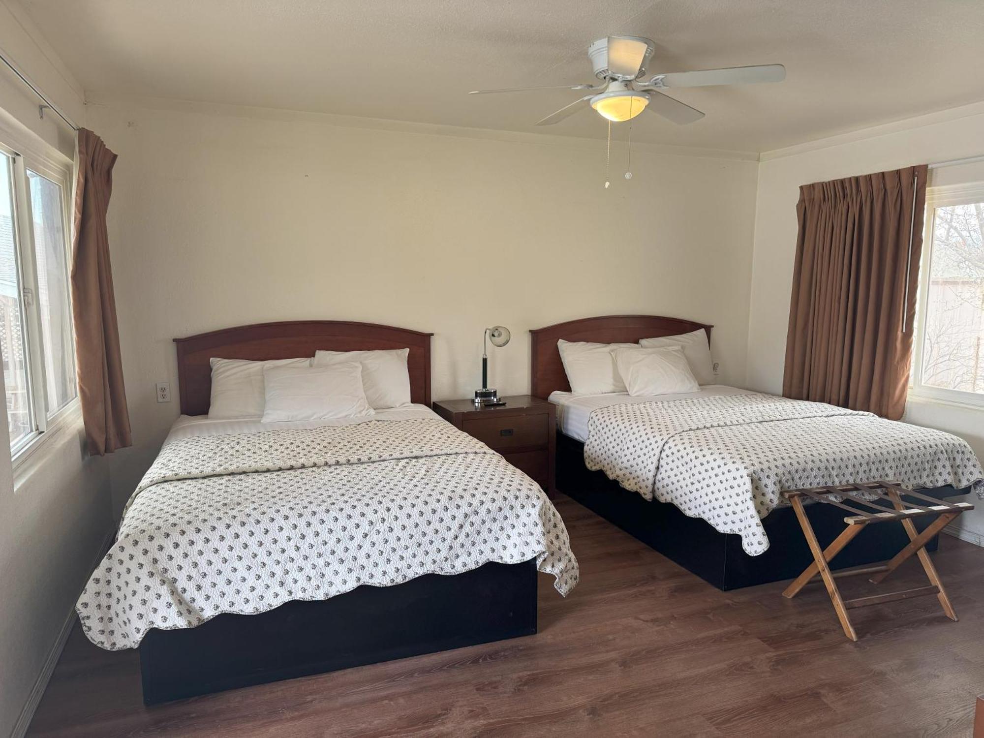 Lakeshore Lodge Wofford Heights エクステリア 写真